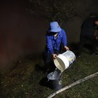 Intentos. Los quiteños hacen lo imposible para poder aplacar los focos de incendios cerca de sus casas.