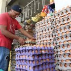 Tienda. La cubeta de huevo alrededor del mercado de la Pedro Pablo Gómez está a 3,50. Pero los comerciantes advierten que va a subir.