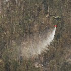 Helicópteros militares realizan descargas de agua en focos de fuego que se reactivaron en el cerro Auqui, nororiente de Quito, este miércoles 25 de septiembre.
