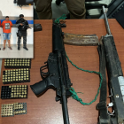 En un video se observa que por más de un minuto los agentes escarbaron en la tierra para llegar hasta el armamento.