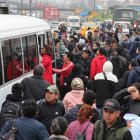Decenas de personas intentan abordar un autobús durante una jornada de paralización