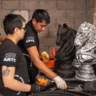 Dos artistas preparas esculturas que exhibirán en la quinta edición.