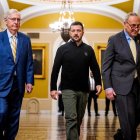 El líder de la mayoría en el Senado de EE.UU. Chuck Schumer (d) y el senador Mitch McConnell (i) caminan junto al presidente de Ucrania,Volodímir Zelenski, en el Capitol de Estados Unidos en Washington (EE.UU.).