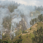 Helicóptero militar con descargas de agua sofoca los focos de fuego que se reactivaron en el cerro Auqui.