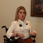 Kronfle es abogada con diploma en Derecho Público.