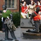 Estatuas con portabebés con muñecos en el centro de Reino Unido.