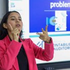 Sustentación. Bellanira Molina expuso su tesis en lenguaje de señas.