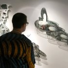 Una persona observa una obra del artista Edwin Maurás Maldonado, durante su exposición en la galería A.Cueto, en San Juan.