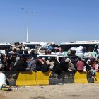 Desplazados libaneses que huyen de los bombardeos esperan en la frontera con Siria.