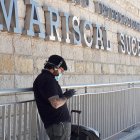 Fotografía de archivo de un pasajero que espera afuera en la terminal del aeropuerto internacional Mariscal Sucre en Quito (Ecuador).