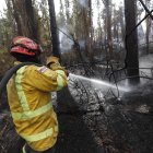 El Cuerpo de Bomberos realiza labores de enfriamiento en Guápulo y el cerro Auqui, para apagar totalmente el incendio que se inició el martes.