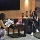 La escritora Mónica Ojeda duraten el conversatorio.