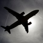 Nave. Una foto referencial de un avión volando.