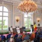 El Papa Francisco, junto con la Reina Mathilde y el Rey Philippe, pronuncia un discurso ante las autoridades, en Laken, cerca de Bruselas.