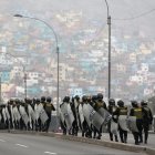 Policías resguardan una vía durante una manifestación de transportistas este jueves en Lima (Perú).