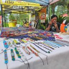 Los artesanos shuaras mostraron las habilidades al confeccionar artesanías y accesorios con semillas del campo.