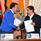 Durante la firma del convenio entre los alcaldes de Quito y Latacunga.