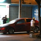 El vehículo de la víctima quedó abandonado con la evidencia de los tiros.