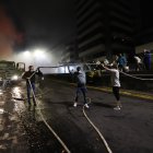 Apoyo. Vecinos combatieron el fuego en la González.