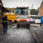 Las labores incluyen mantenimiento del pavimento.