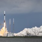 Titusville (United States), 28/09/2024.- NASA"s SpaceX Crew-9 mission lifts off in a Dragon spacecraft, on a SpaceX Falcon 9 rocket, from the launch pad of Space Launch Complex-40 at Cape Canaveral Space Force Station in Florida, USA, 28 September 2024. The SpaceX Crew-9, initially planned to transport four crew members to the International Space Station (ISS), is taking off with two open seats to return the Boeing Crew Flight Test NASA astronauts Barry E. Wilmore and Sunita Williams to Earth due to technical issues with the Boeing Starliner mission. EFE/EPA/CRISTOBAL HERRERA-ULASHKEVICH