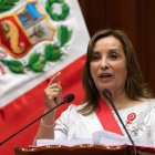 AME5782. BOGOTÁ (COLOMBIA), 27/09/2024.- Fotografía de archivo del 28 de julio de 2024 de la presidenta de Perú, Dina Boluarte, durante su intervención en el Congreso, en Lima (Perú). El vocero del despacho presidencial de Perú, Fredy Hinojosa, afirmó este viernes que en su país se está "desarrollando una campaña sistemática" para "generar una gran mentira", que ha derivado en la apertura de una nueva investigación fiscal contra la mandataria Dina Boluarte, en este caso por encubrimiento. EFE/Cristobal Bouroncle/POOL