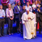 Leuven (Belgium), 28/09/2024.- Pope Francis (C), during a meeting with students of the French-speaking Catholic University of Louvain (UCLouvain) in Louvain la Neuve, Belgium, 28 September 2024. Pope Francis is in Belgium on a trip to "the heart of Europe" to discuss the continent"s role in the world. The pastoral visit to Brussels, focusing on the celebrations of the 600th anniversary of the Catholic University of Leuve in Belgium, will last until 29 September. In 1968, the Catholic University of Leuven splits into Dutch-speaking and French-speaking universities. (Papa, Bélgica, Bruselas) EFE/EPA/OLIVIER MATTHYS
