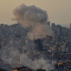 Beirut (Lebanon), 28/09/2024.- Smoke rises following Israeli strikes in the Chiyah area in the southern suburbs of Beirut, Lebanon, 28 September 2024. The Israeli army (Tsahal) said on 28 September 2024 on X (formerly Twitter) that Hezbollah leader Hassan Nasrallah was killed in an overnight strike on Beirut. Hezbollah confirmed the death of Nasrallah in a statement on 28 September 2024. Israel"s military stated that it is "continuing to operate to degrade and dismantle Hezbollah" infrastructure and capabilities in Lebanon by conducting "a series of targeted strikes". (Líbano, Hizbulá/Hezbolá) EFE/EPA/WAEL HAMZEH