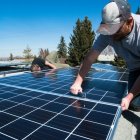 Medida. Un trabajador instala paneles solares