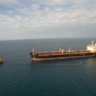 Medios. Embarcación que funciona en una flota de transportación de combustible, como parte de un circuito de aprovisionamiento logístico.