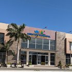 Fachada del mercado municipal de Playas, provincia del Guayas. Sus comerciantes piden atenciones para evitar daños en los productos por el corte de luz