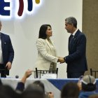 Luisa González y Raúl Chávez estrechándose la mano.