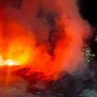 En el sur de Quito, dos personas fueron sancionadas por incendiar más de 60 neumáticos con el objetivo de extraer el alambre