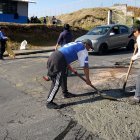 Labor. Los vecinos de cuatro barrios del norte de Quito se unieron para arreglar calles dañadas.