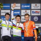 Pogacar (c) coronado como campeón mundial, junto a Ben O’ Connor (i) plata y Mathieu van del Poel, bronce.
