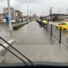 Registro. Calles en Cuenca presentaron gran cantidad de agua y complicó la movilidad.