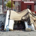 Ciudadanos libaneses improvisan refugios en las calles, porque fueron desplazados tras los bombardeos.