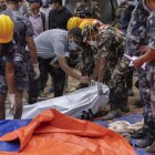 Equipos de rescate intensifican la búsqueda de desaparecidos por deslizamientos.