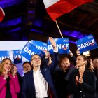 Herbert Kickl, del partido ultraderechista austriaco, celebra con sus seguidores la victoria parlamentaria.