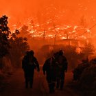 Un equipo de bomberos se dirige al frente durante el incendio forestal en Ano Loutro, cerca de Xylokastro en Corintia, Grecia, el 29 de septiembre de 2024.