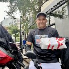 Un migrante venezolano junto a su motocicleta durante una entrevista con EFE, en Washington (Estados Unidos).