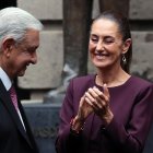 El presidente de México, Andrés Manuel López Obrador (i), y la presidenta electa de México, Claudia Sheinbaum, participan en un acto protocolario en la Secretaria de Educación Pública en Ciudad de México (México)