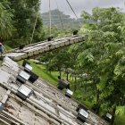Taipei. Obreros aseguran una plataformas en previsión del tifón.