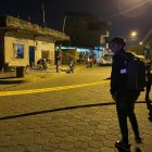 Dos asesinados quedaron en la vía en Naranjal.