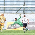 Los jugadores y el cuerpo técnico de Liga de Quito reclamaron por los dos penales que les sancionaron y que dieron forma a la remontada de Delfín.