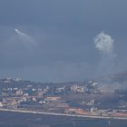La artillería israelí bombardea la aldea de Odaisseh, en el sur del Líbano, a lo largo de la frontera con Israel, vista desde la Alta Galilea, al norte de Israel.