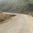 En el kilómetro 114 de la vía Cuenca - Girón - Pasaje se produjo un socavón por el colapso de una alcantarilla.