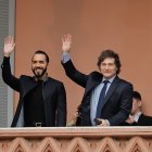 El presidente argentino, Javier Milei, acompañado del presidente de El Salvador, Nayib Bukele, saludan a seguidores en La Casa Rosada en Buenos Aires (Argentina).