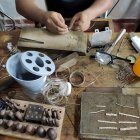 Un alumno de orfebrería de la Institución Educativa Técnica Tomasa Nájera trabajando en un taller de Mompox