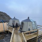 Vista exterior de las cabinas que albergan una habitación para observar la aurora boreal en el hotel Inuk de Nuuk, una apuesta para atraer al turismo a Groenlandia.